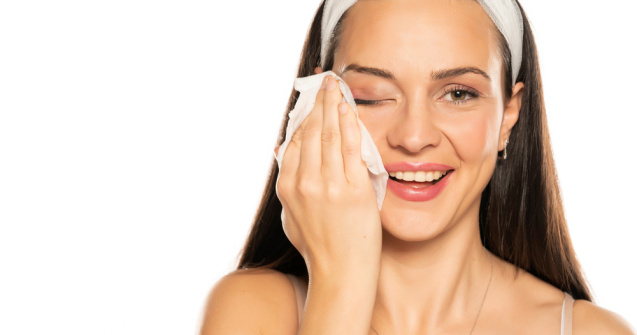  Top  Curățarea tenului: 3 efecte negative ale utilizării șervețelelor demachiante