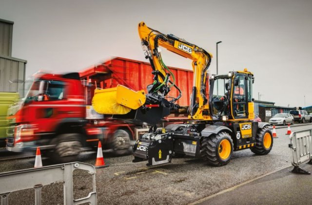 Englezii au inventat un utilaj care poate plomba gropile din asfalt în doar 8 minute