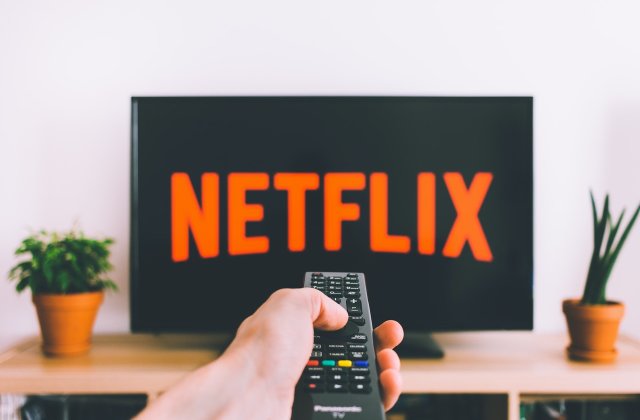 În 2020, Netflix a câștigat 2,7 miliarde de dolari și a înregistrat peste 200 milioane de abonați