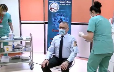 VIDEO Ministrul Educaţiei și-a tăiat cămaşa pentru a se putea vaccina