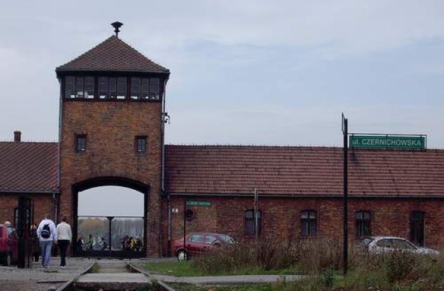 Panoul cu celebrul slogan "Munca te face liber" deasupra portii lagarului Auschwitz a fost furat