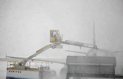 Sute de persoane blocate pe aeroporturile din Europa