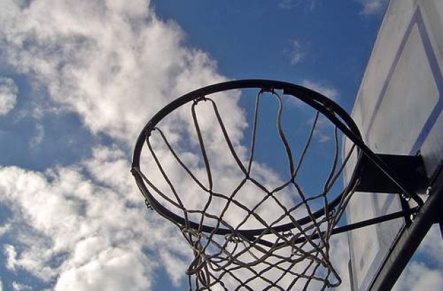 I-a scos trei dinti unui adversar