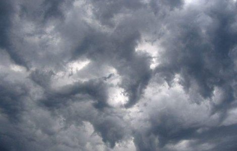 Codul galben de fenomene periculoase, prelungit pana joi