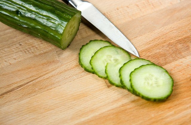 Piele strălucitoare și hidratată: 5 lucruri care se &icirc;nt&acirc;mplă &icirc;n corpul tău dacă măn&acirc;nci un castravete pe zi