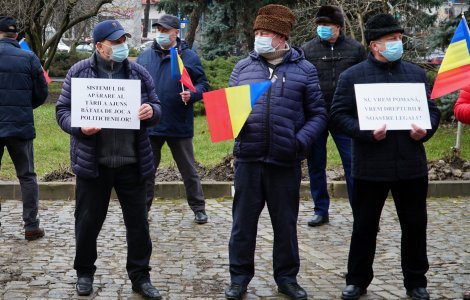 Sindicaliştii din transportul feroviar protestează în fața Guvernului