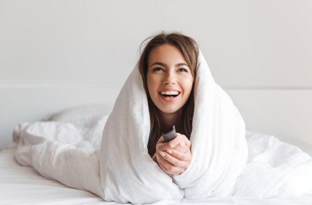 Te ajută să te destresezi! Motivele pentru care este bine să dormi &icirc;nvelit cu o pătură grea