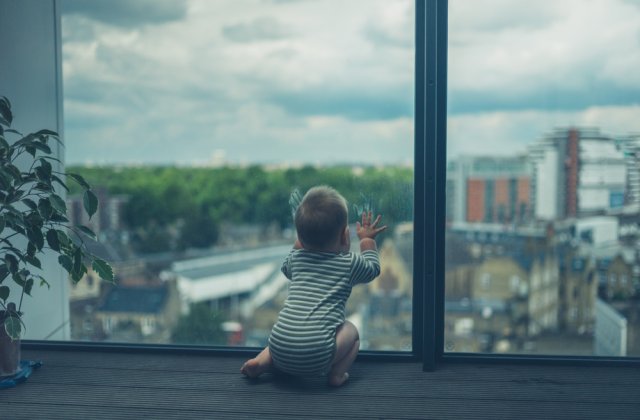 VIDEO: Un bebeluș este îndepărtat de la balustrada balconului de o pisică