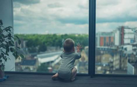 VIDEO: Un bebeluș este îndepărtat de la balustrada balconului de o pisică