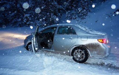 MAI ar putea trimite sase aeronave in zone izolate de zapada