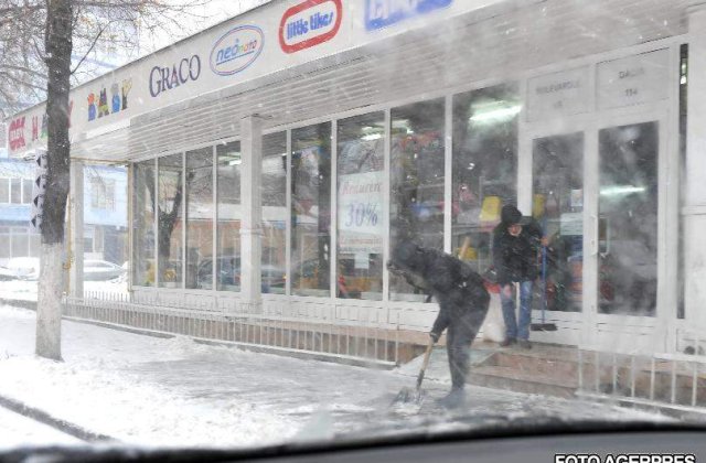 Primaria Capitalei i-a sanctionat pe cei care nu si-au curatat de zapada trotuarele