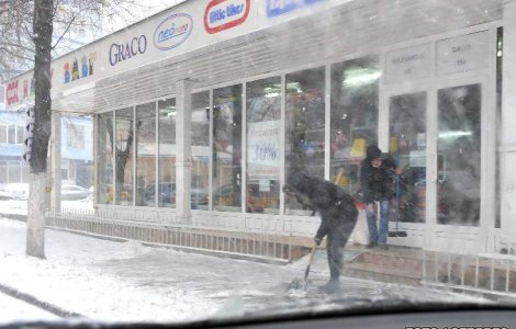 Primaria Capitalei i-a sanctionat pe cei care nu si-au curatat de zapada trotuarele