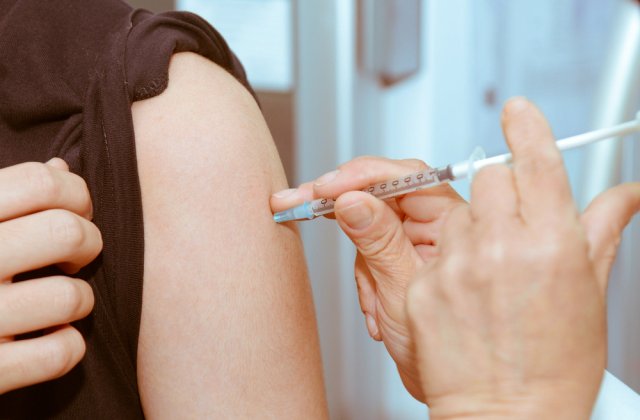 Constanța: Oamenii sunt ţinuţi &icirc;n frig &icirc;n fața unui centru de vaccinare. Mesajul celor de la DSP