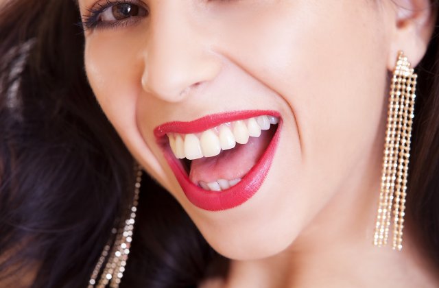 Un zâmbet mai strălucitor: 3 metode simple de albire a dinților la tine acasă