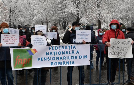 Proteste în fața Palatului Cotroceni. Pensionarii au ieșit în stradă