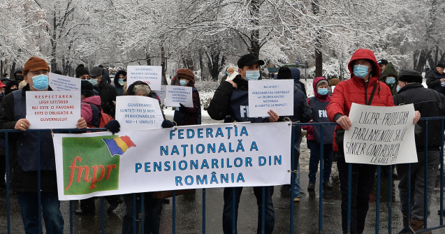 Proteste în fața Palatului Cotroceni. Pensionarii au ieșit în stradă