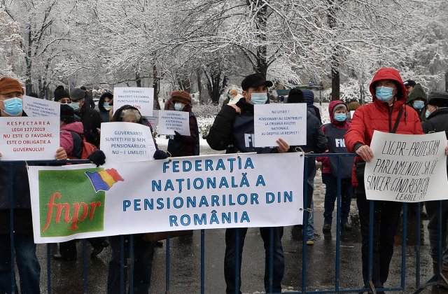 Proteste în fața Palatului Cotroceni și Guvernului. Pensionarii au ieșit în stradă