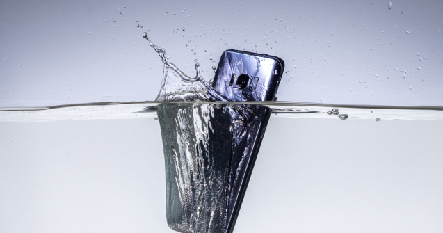  Top  Ți-ai scăpat telefonul în apă? 3 metode simple pentru al salva