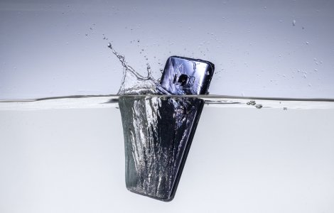  Top  Ți-ai scăpat telefonul în apă? 3 metode simple pentru al salva