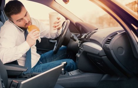 Cele mai periculoase lucruri pe care le facem la volan și ne pun viața în pericol