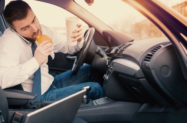 Cele mai periculoase lucruri pe care le facem la volan și ne pun viața în pericol