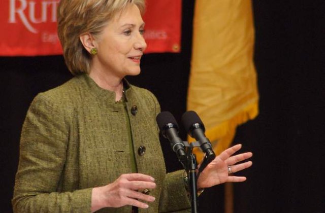 Ce ii cere Hilary Clinton lui Mos Craciun?