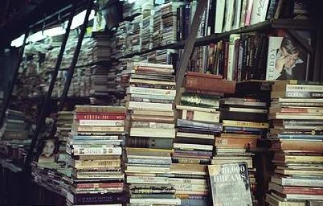 O treime dintre romani devoreaza carti