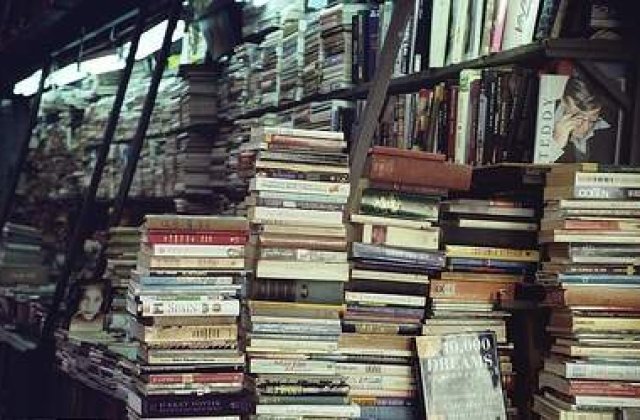 O treime dintre romani devoreaza carti