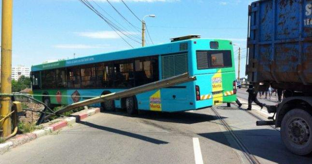 Autobuz suspendat la 15 metri inaltime, in Constanta