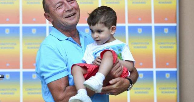Basescu: De ce femeia roma poate face copii, iar romanca nu?