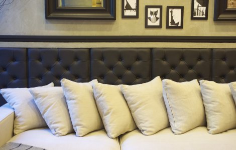  Top  4 motive pentru care este bine să dormi cu o pernă între picioare