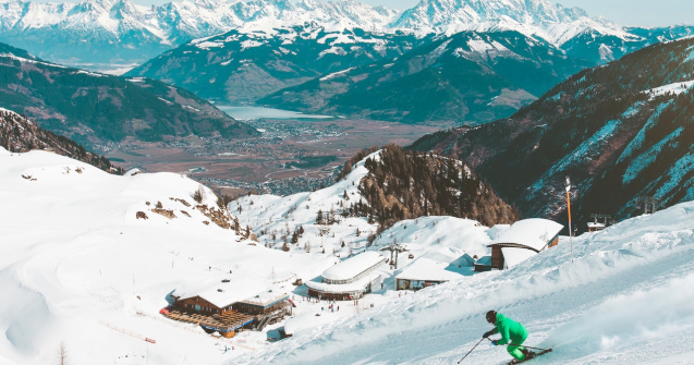 Mii de turiști au făcut aglomerație pe pârtiile din Poiana Brașov și Bușteni