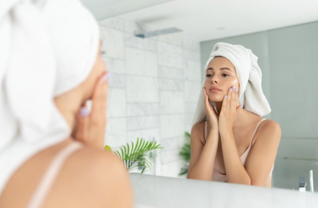 Un ten imaculat: 3 produse care nu trebuie să lipsească din rutina ta de skincare