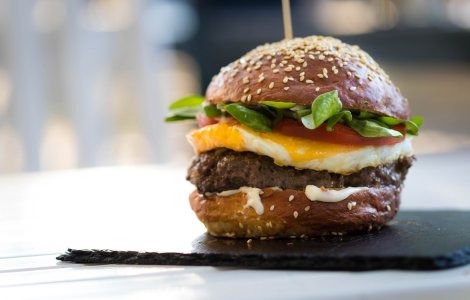 Coadă imensă pentru burgeri gratis. Poliția a fost nevoită să intervină