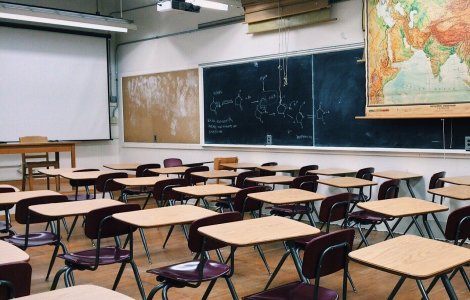 O decizie în privința redeschiderii școlilor este așteptată astăzi