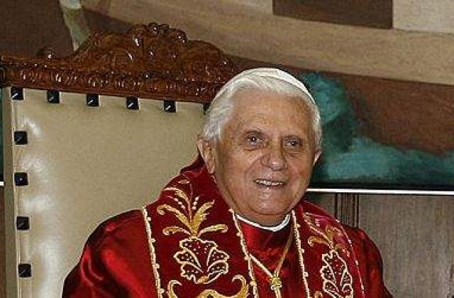 Papa Benedict, la masa cu o familie de romani saraci