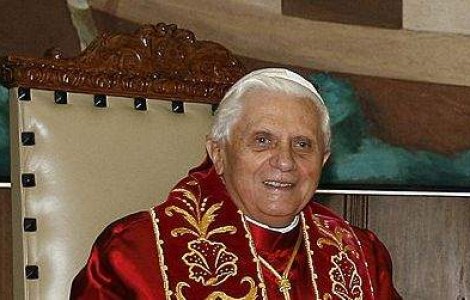 Papa Benedict, la masa cu o familie de romani saraci