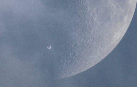  Foto  "Nava Enterprise", surprinsa de un roman pe cer