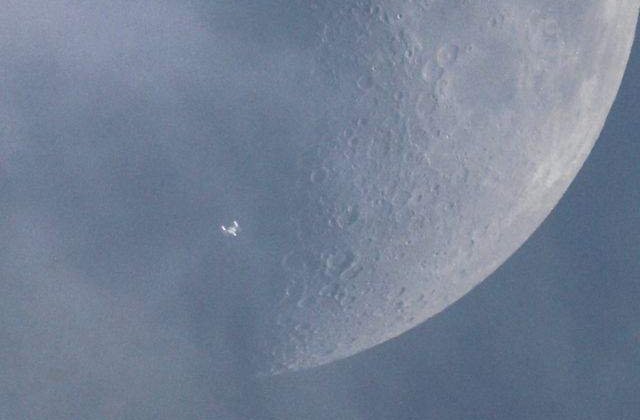 [FOTO] "Nava Enterprise", surprinsa de un roman pe cer