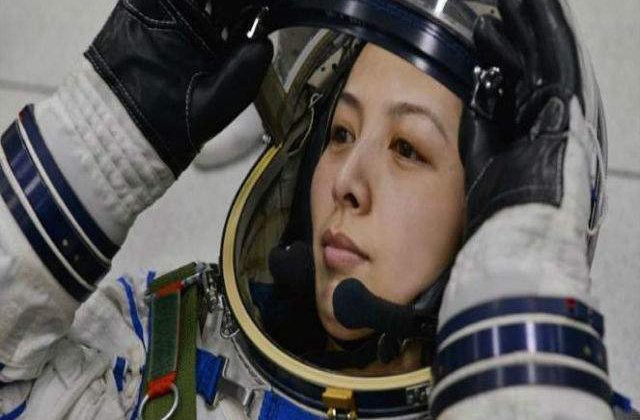 Curs de fizica, sustinut de o astronauta chineza de pe orbita terestra