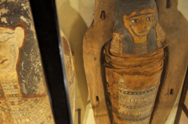 Egipt: Arheologii au descoperit mumii din Antichitate cu amulete din aur în formă de limbă