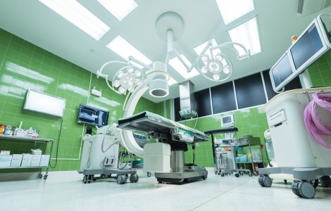 Primul transplant simultan de față și mâini, realizat cu succes