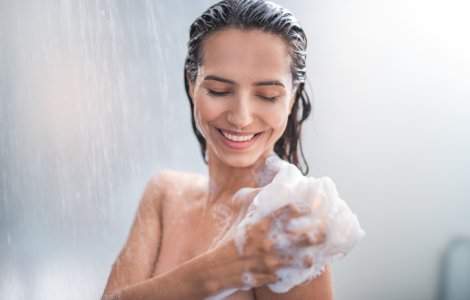  Top  Fără riduri premature: 5 beneficii ale renunțării la săpun în timpul dușului