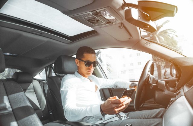 Accesorii indispensabile în mașină pentru drumuri lungi și dese