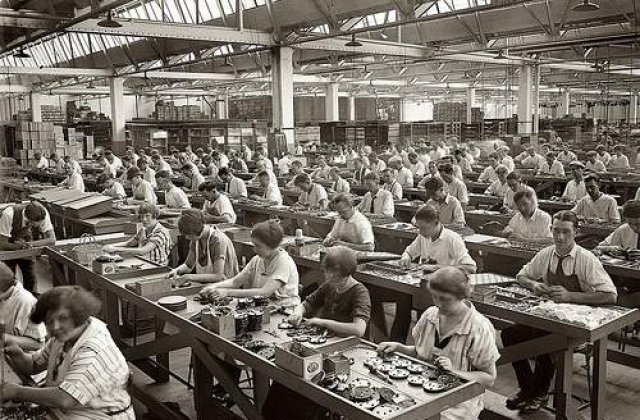 Anul extremelor: Sistarea productiei vs. extinderea activitatii in FMCG