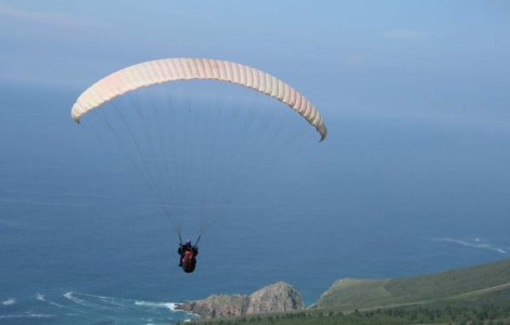 VIDEO: A zburat cu parapanta la 85 de ani!