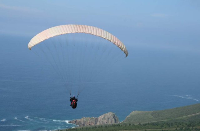 VIDEO: A zburat cu parapanta la 85 de ani!