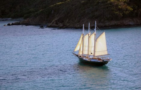 MAE confirma: Doi romani se afla la bordul navei capturate de piratii somalezi