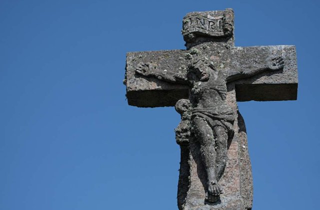 Solutie pentru ridicarea moralului in timp de criza: L-au inscaunat pe Iisus rege