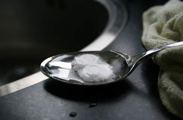 Trei romani traficanti de droguri, prinsi pe un aeroport la Roma